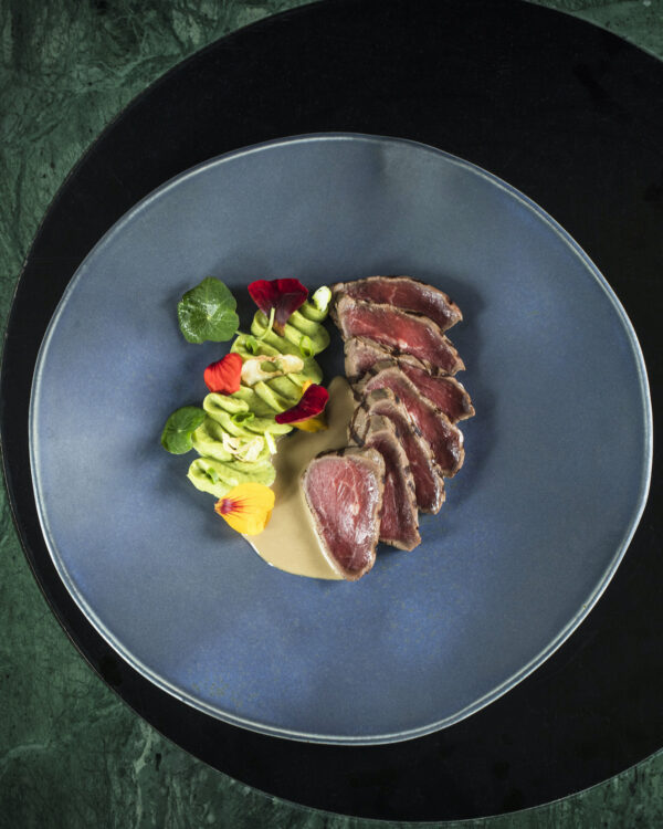 Tataki de boeuf Herriko grillé et houmous de pois cassés à l'anchois