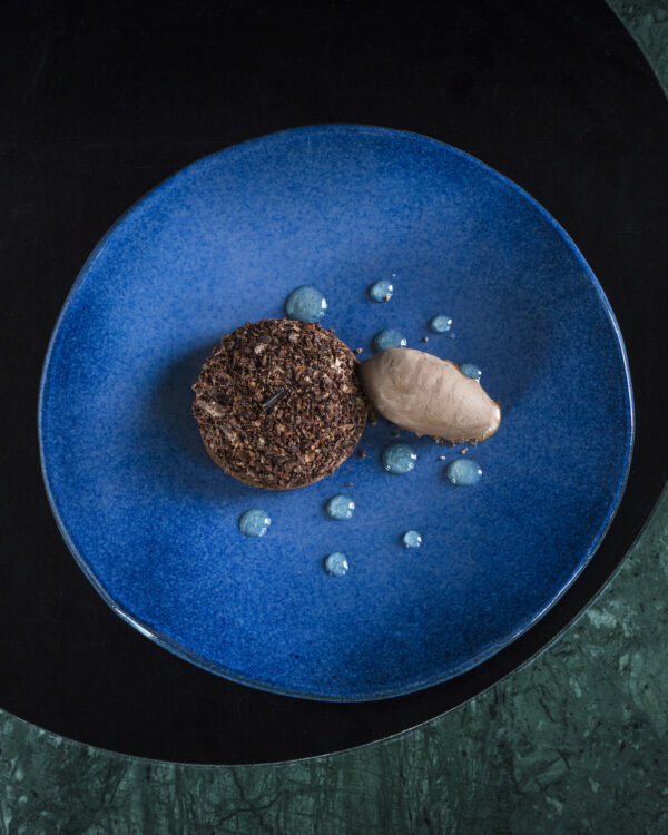 Béret basque chocolaté, essence de Patxaka, sorbet piquillos