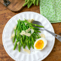 Asperges des bois, oeuf mollet et Parmesan