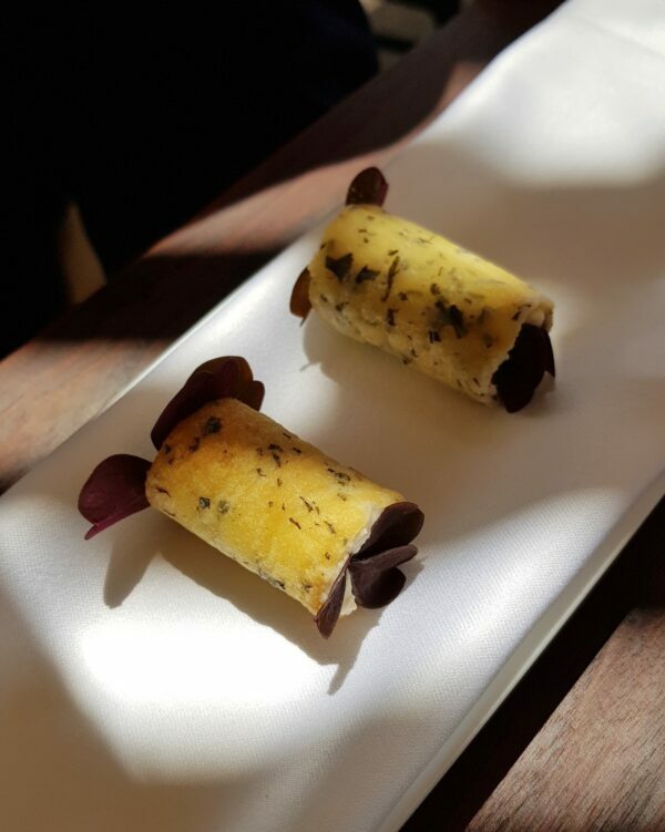 Fuseau d’anguille fumée, jus acidulé feuille d’oxalys