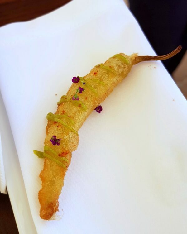 Pickels de piment guindillas en tempura, mayonnaise livèche