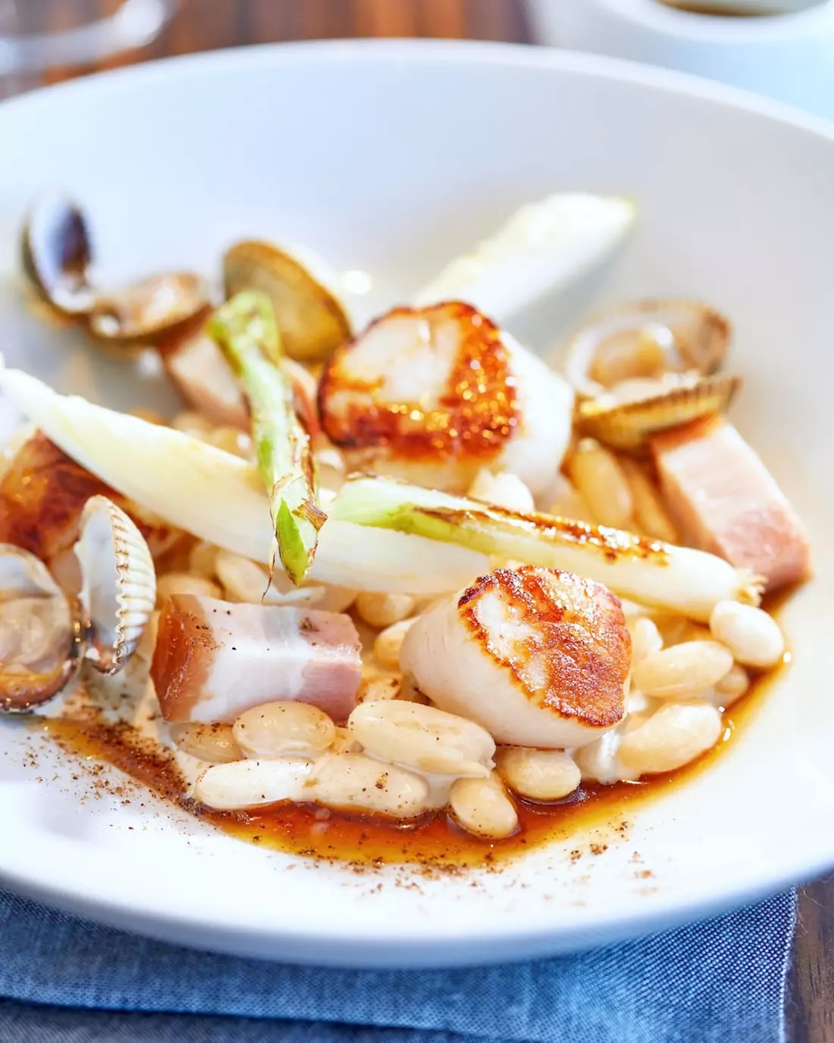 Noix de Saint Jacques snackées, Cocos de Paimpol et coques ©Stéphane Laure