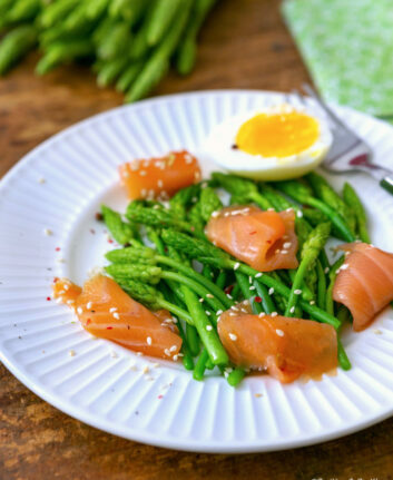 Ornithogales, saumon fumé, oeuf et baies roses