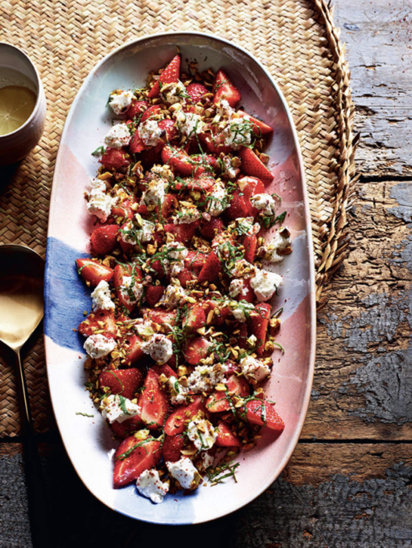 Salade de fraises au fromage de chèvre frais et pistaches