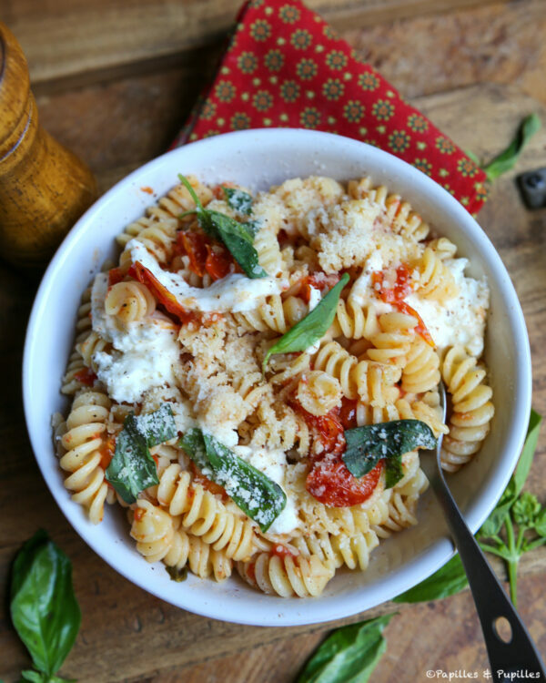 Pâtes aux tomates confites, burrata et basilic