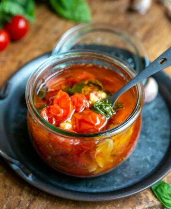 Tomates confites à l'huile à l'ail et au basilic