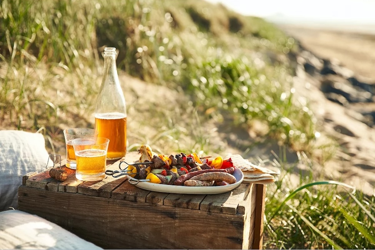 Brochettes de bœuf aux épices cajun, saucisses et tortillas 