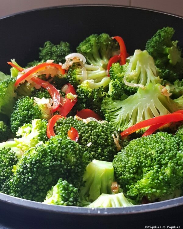 Brocolis poivrons dans la poêle