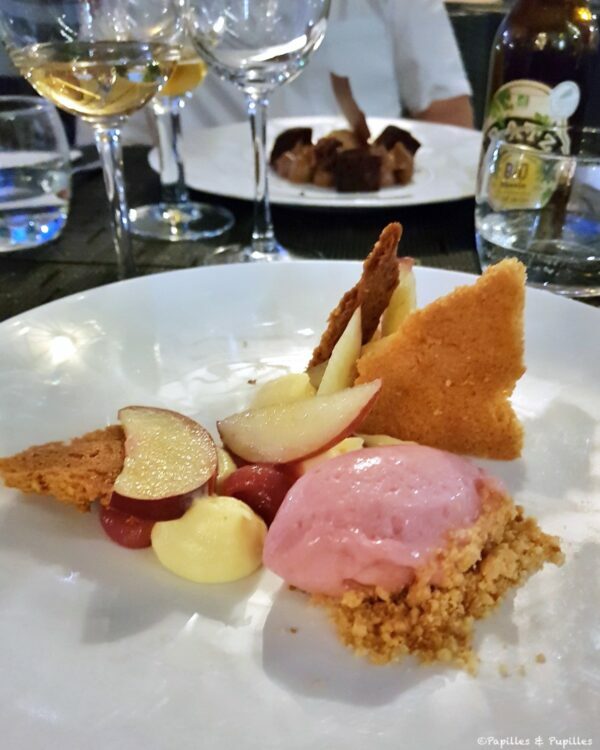 Pêche fraiche, crème légère au thym citron, sablé breton