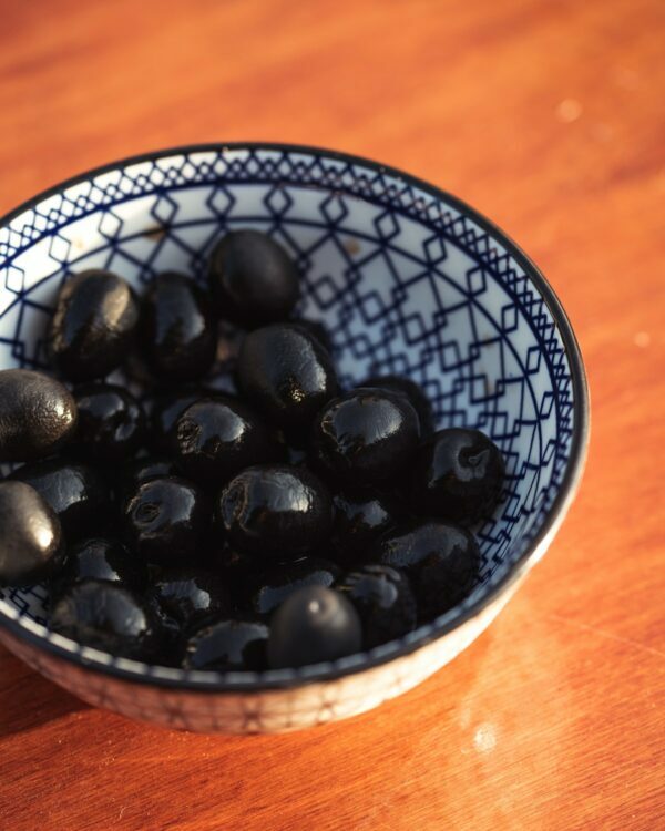 Olives noires © Simone Impei on Unsplash