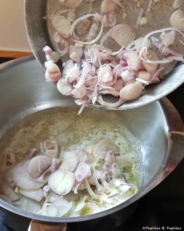 On ajoute les échalotes