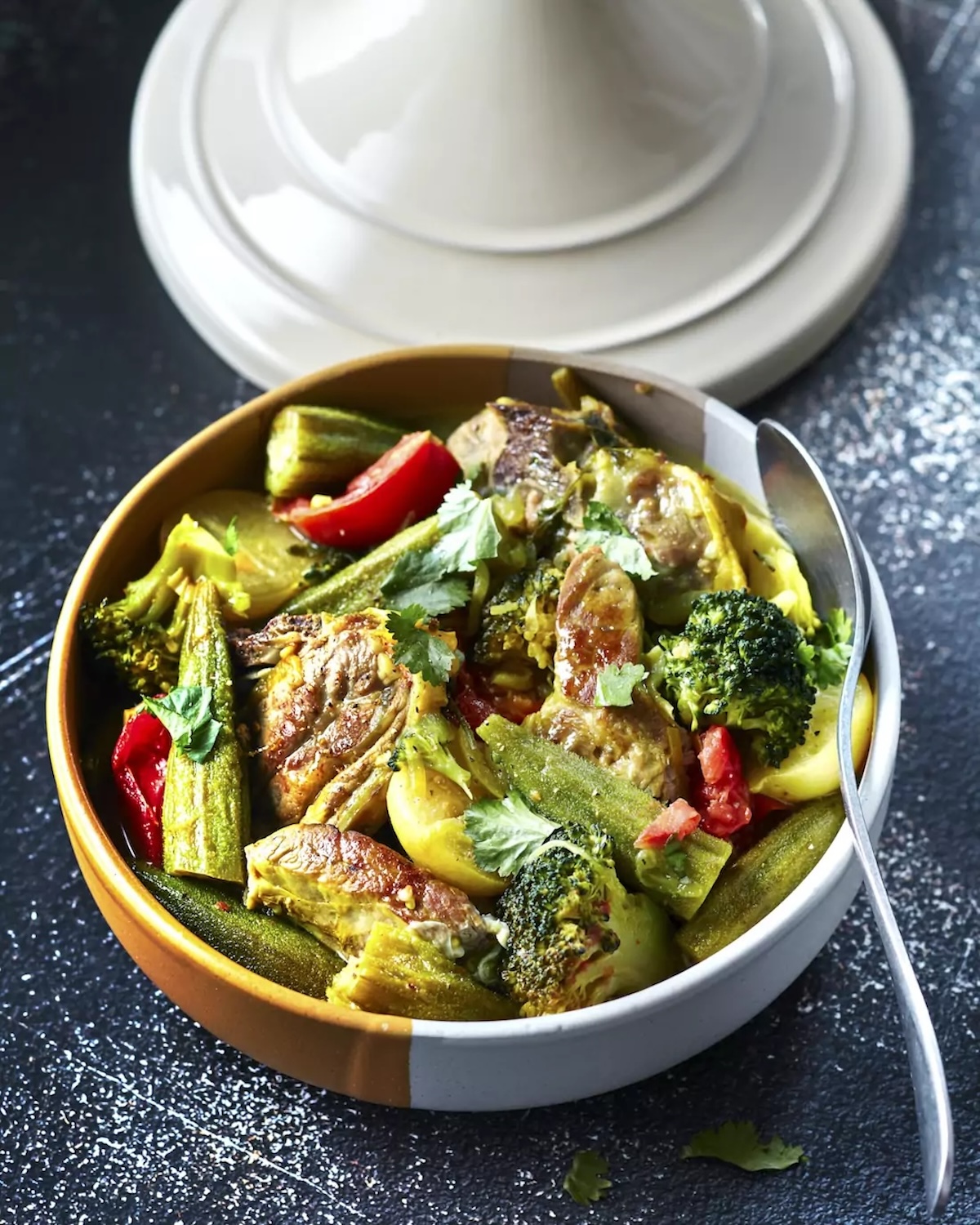 Tajine de collier d’agneau bio au citron confit, gombos et brocoli ©Amélie Roche pour Les Viandes Bio/Interbev