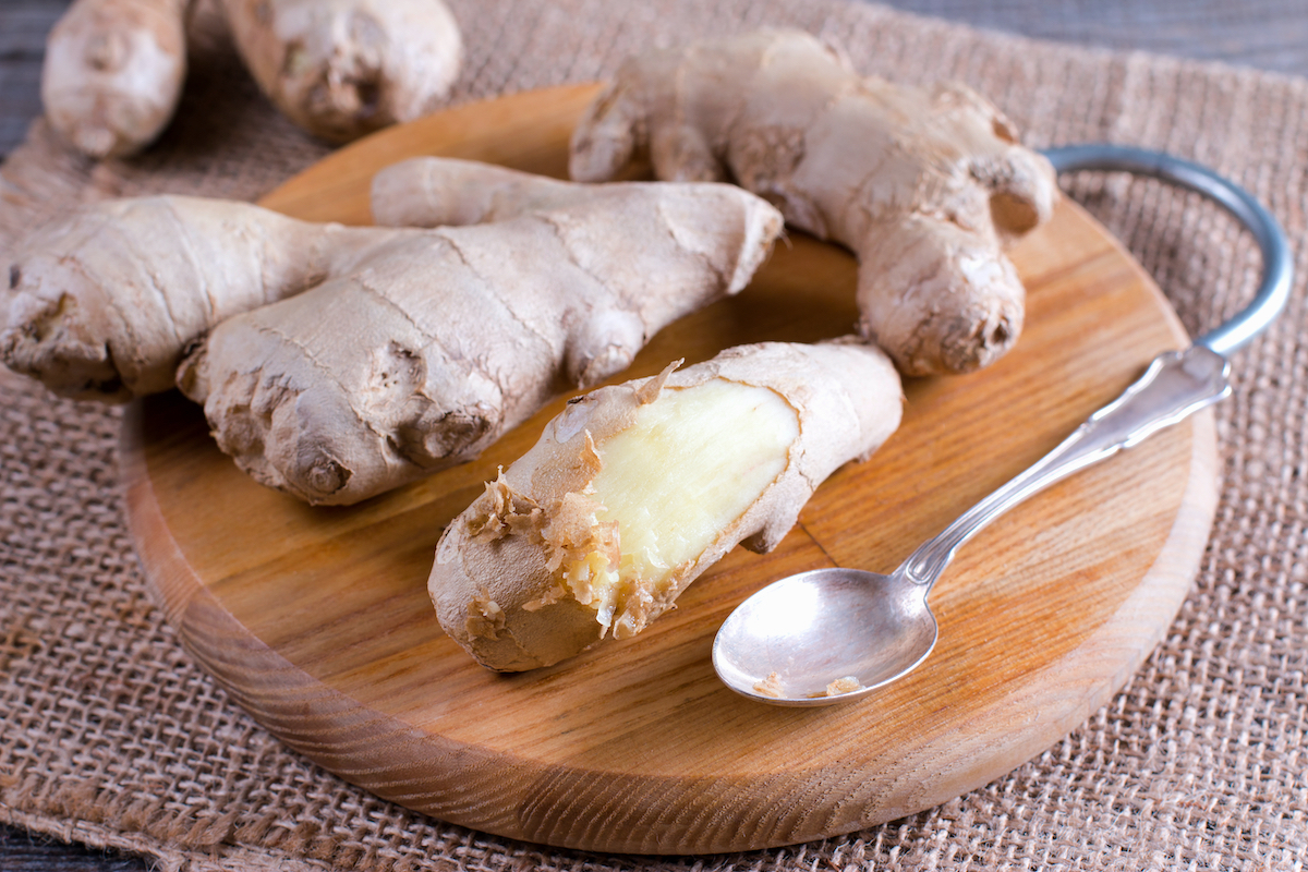Gingembre râpé à la cuillère ©Ahanov Michael. shutterstock