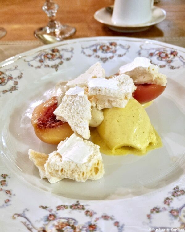 Meringue, pêche de vigne et glace vanille