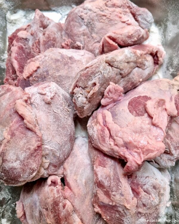 Joues de porc farinées