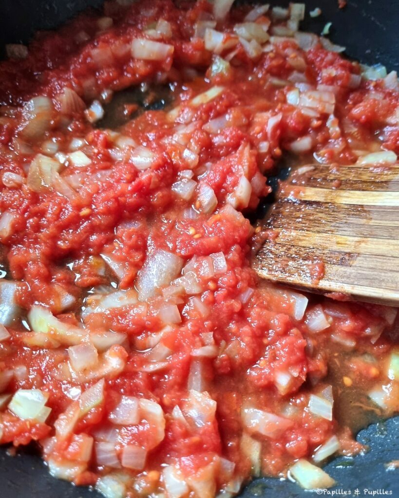 On ajoute les tomates concassées