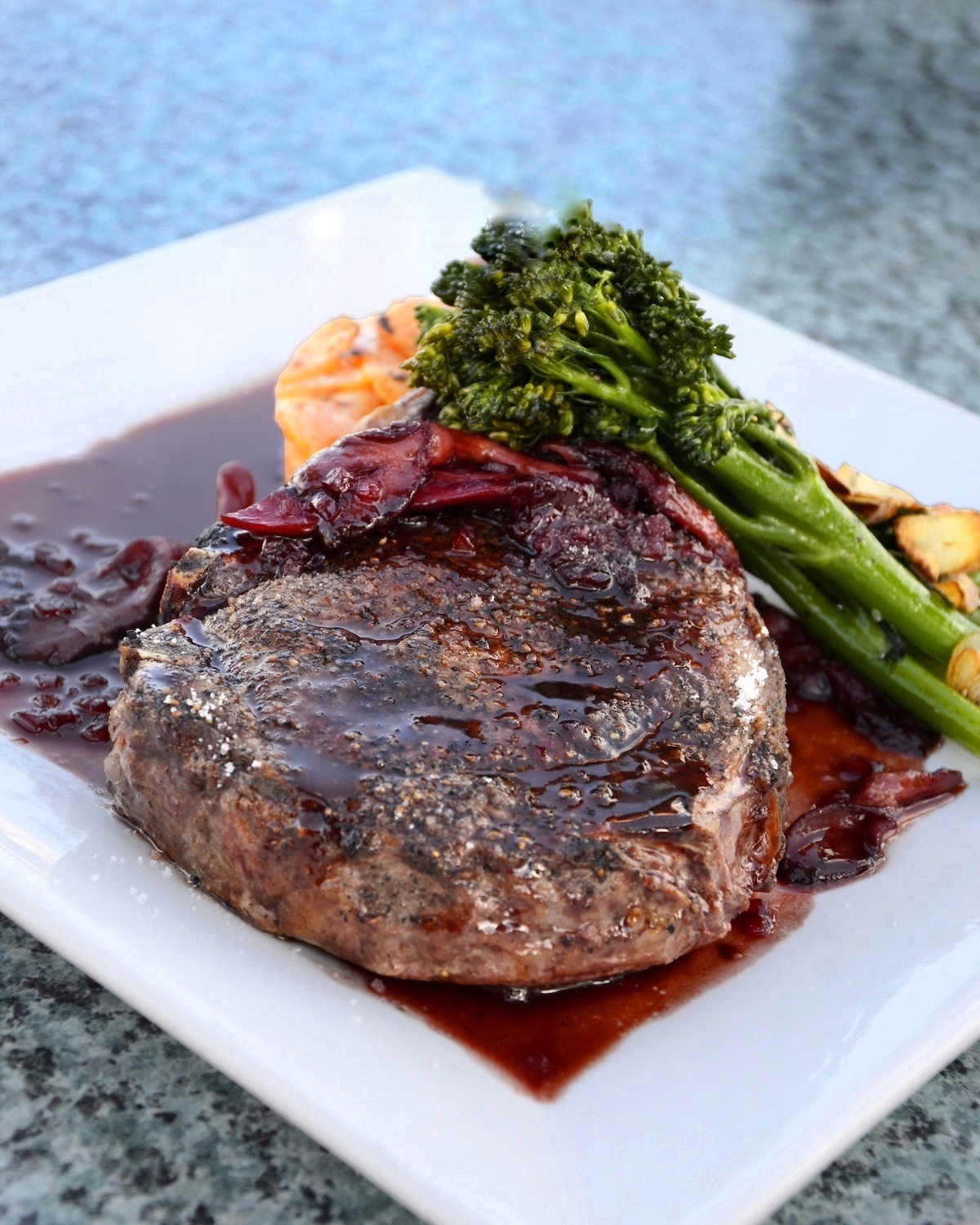 Sauce bordelaise traditionnelle au vin rouge et moelle de boeuf servie avec une entrecôte