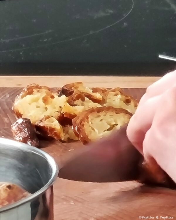 Charline tranche les cannelés