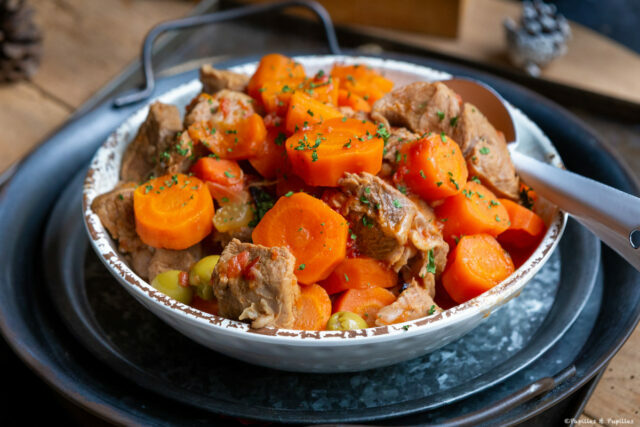 Sauté de veau aux carottes, aux agrumes et aux olives