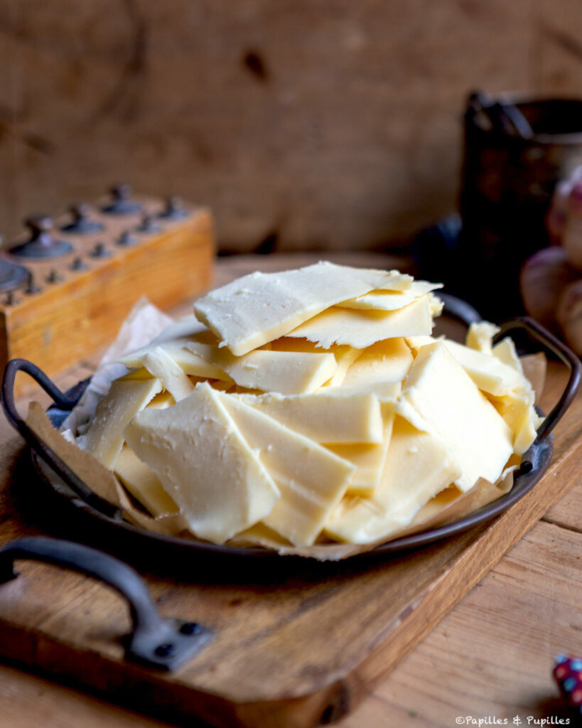 Tomme fraîche coupée