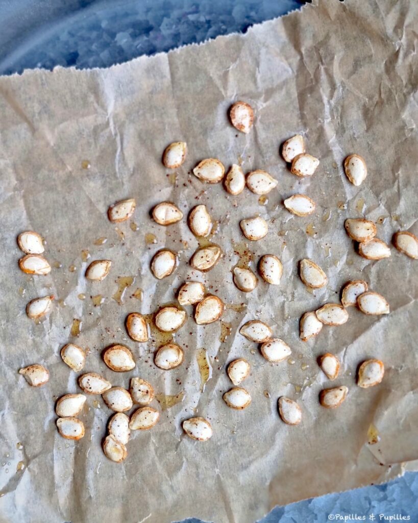 Graines de courges crues assaisonnées sur papier