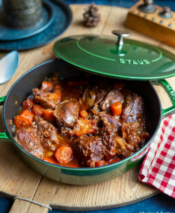 Joues de porc mijotés au vin doux à l'autocuiseur