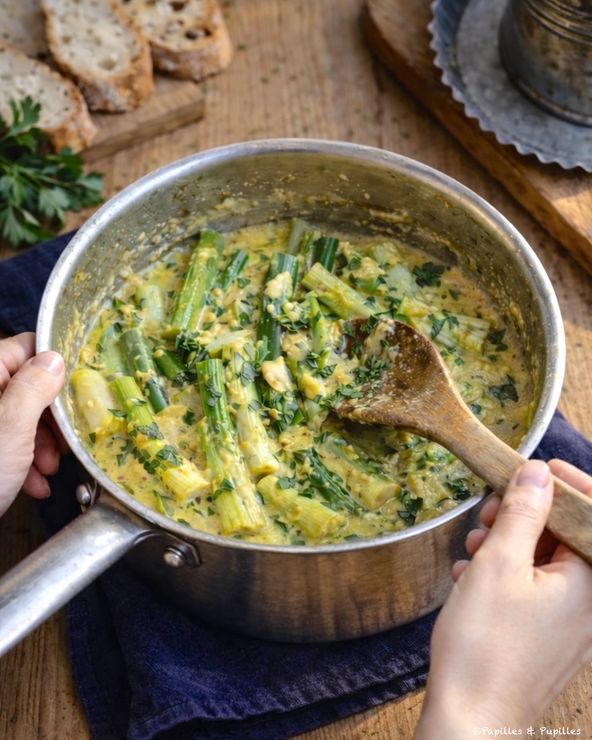 Mini poireaux à la crème et au curry, bien nappés et servis dans une assiette ancienne