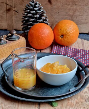 Segments d'orange et jus d'orange