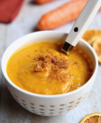 Soupe de carottes et orange, miettes de pain d'épices