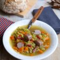 Soupe de pois cassés, saucisses de porc confites