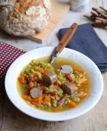 Soupe de pois cassés, saucisses de porc confites