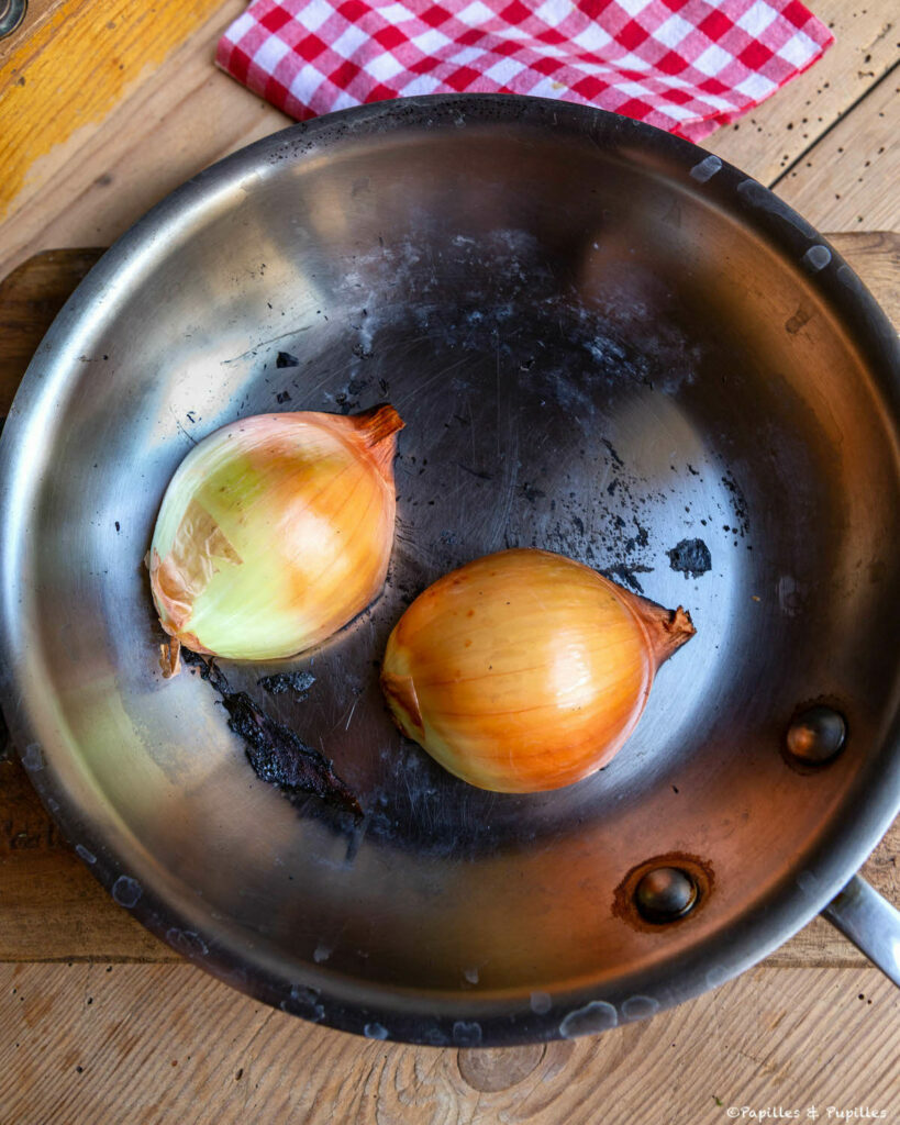 Oignons dans poêle