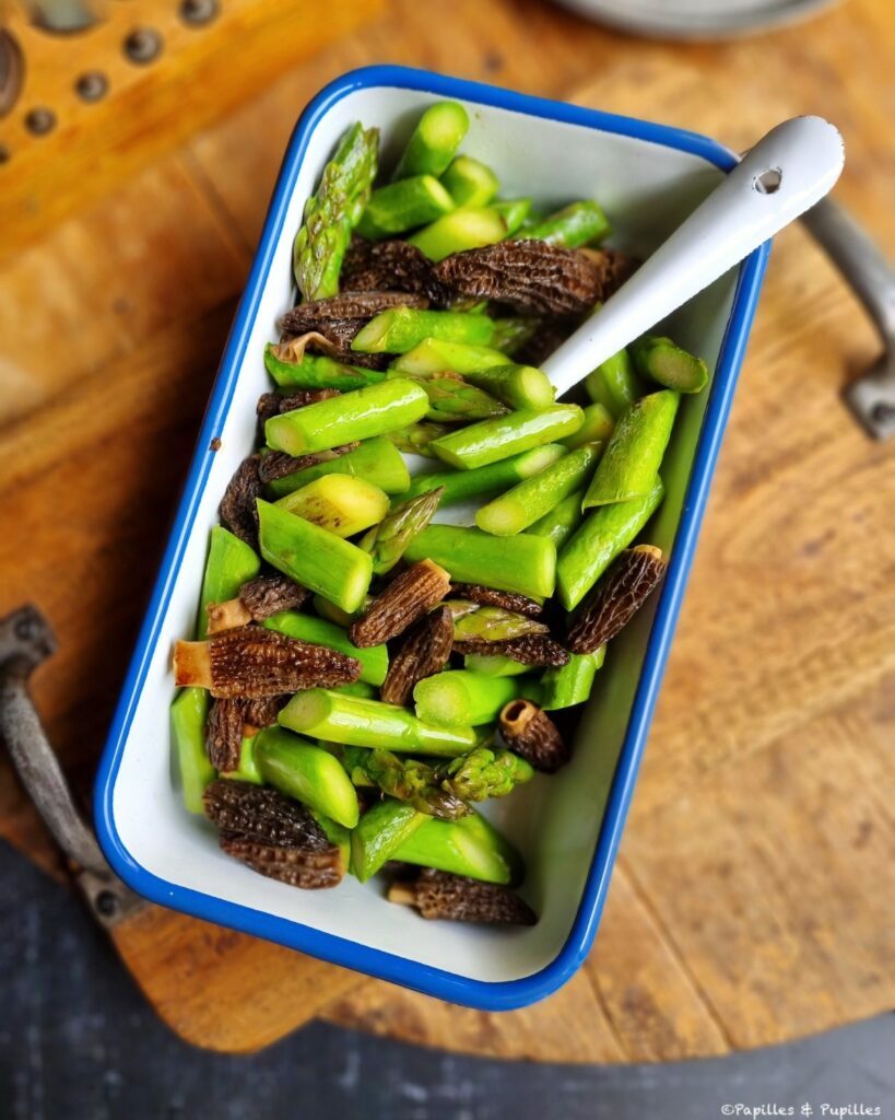 Asperges et morilles cuites