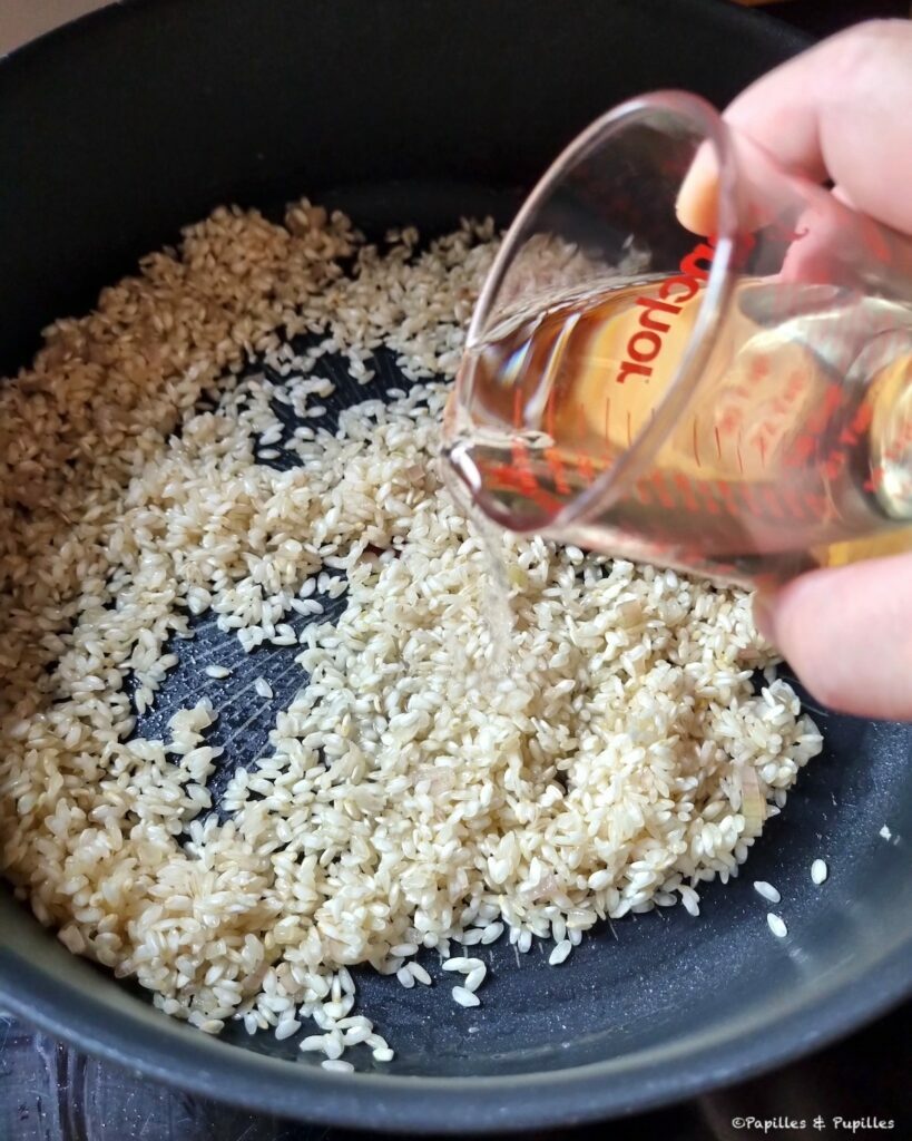 On ajoute le vin blanc