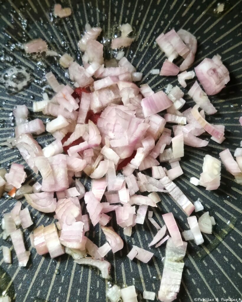 On ajoute les dés d'échalote