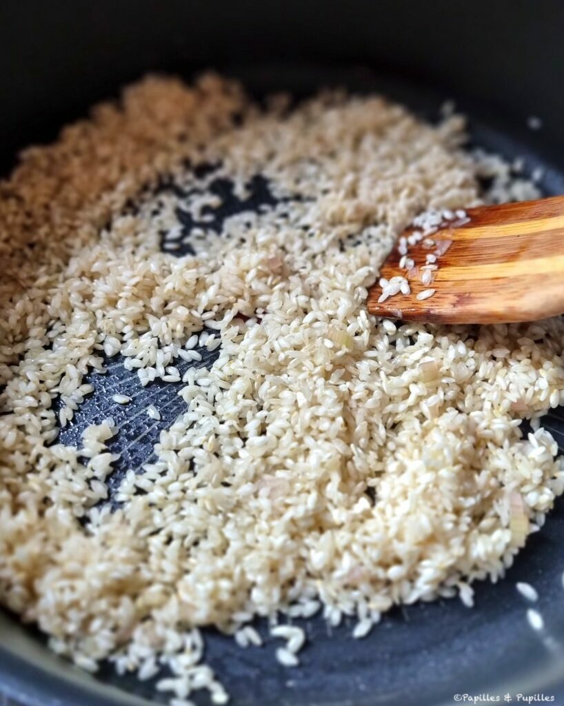 On mélange riz et échalotes