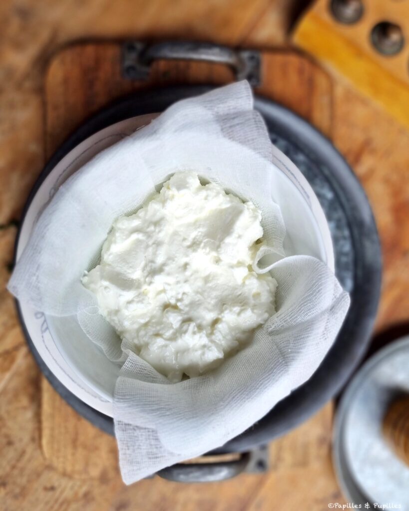 On égoutte la faisselle