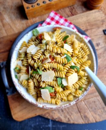 Pâtes aux tomates rôties, mozzarella, pesto et Parmesan