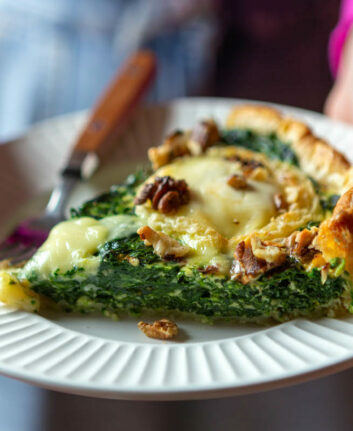 Quiche aux épinards, chabichou et noix