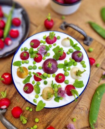 Radis et petit pois, sauce trempette au fromage frais, ail et menthe