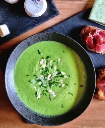 Velouté de petits pois et Crottin