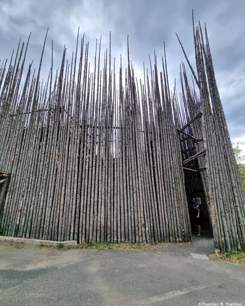 Palissade entourant la maison longue