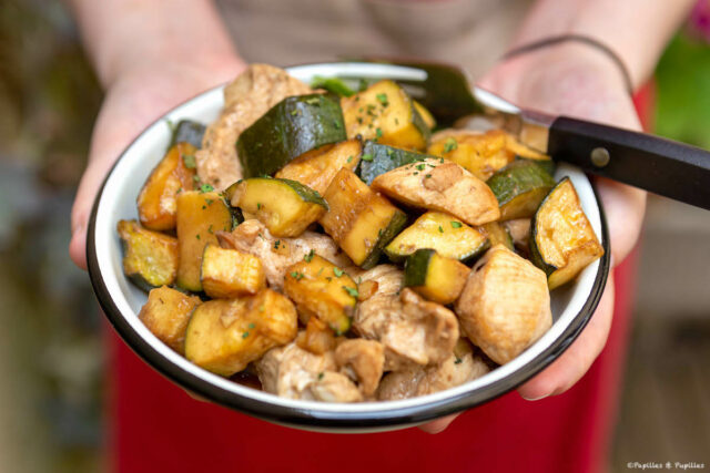 Poulet et courgettes sur plaque au four, recette tout-en-un