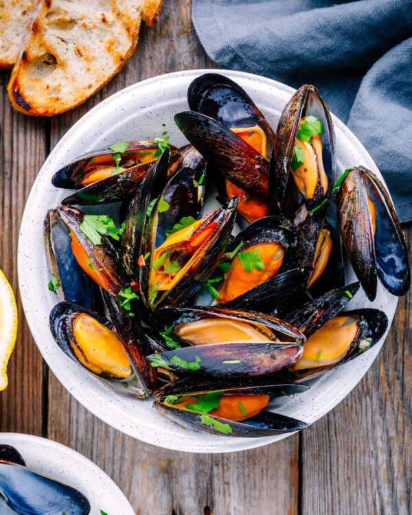Delicious,Seafood,Mussels,With,With,Sauce,And,Parsley.,Lemon,And