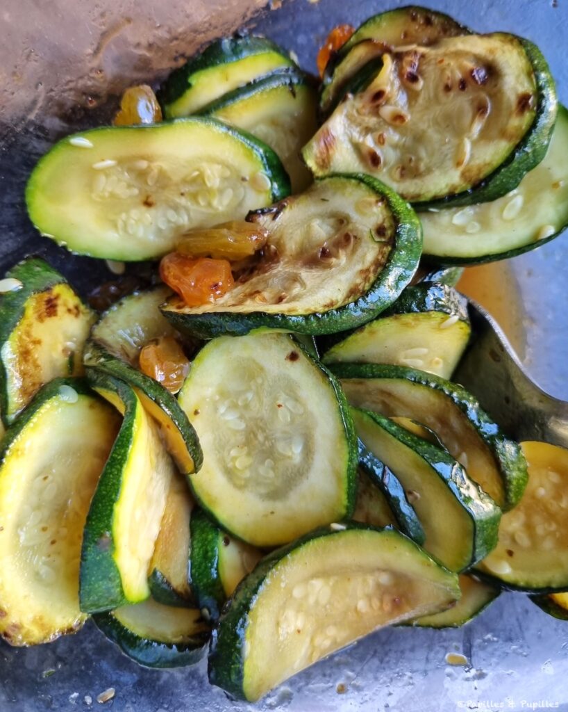 Mélangez courgettes et sauce aigre douce