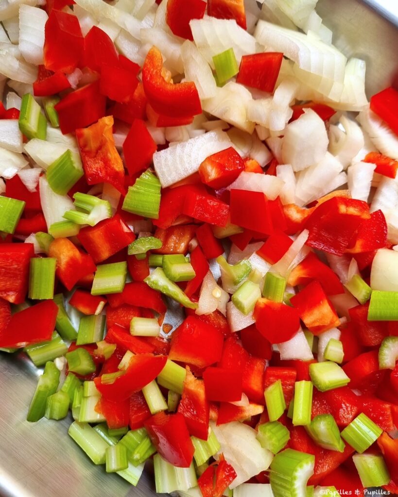 On coupe les oignons, le céleri et le poivron
