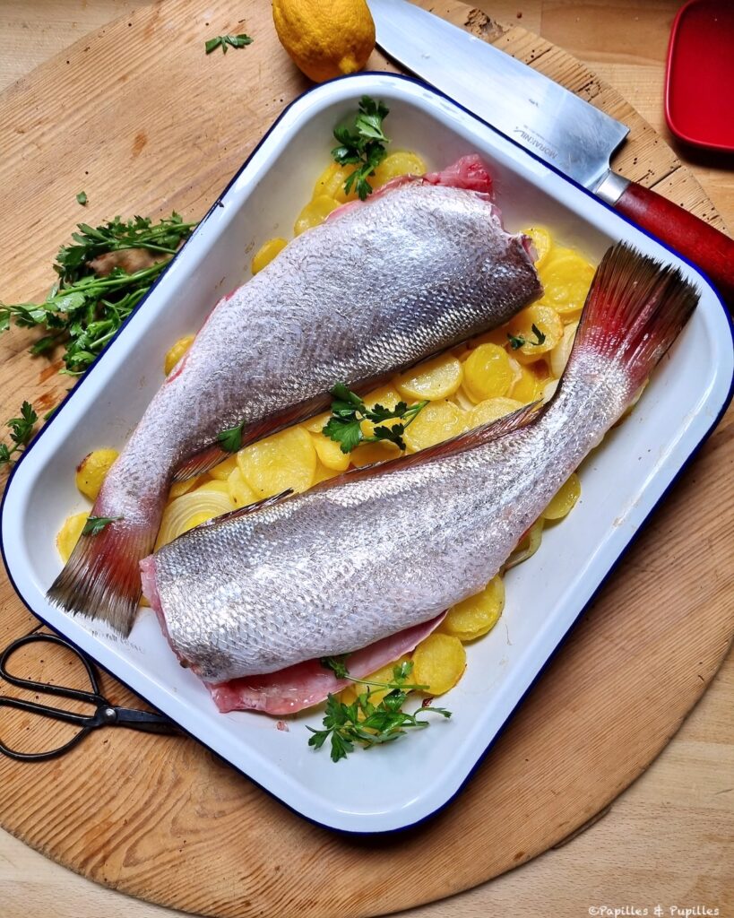 Mettez les maigres sur les pommes de terre pré-cuites