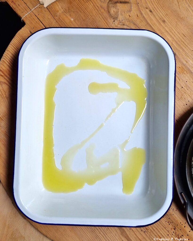 Versez l'huile d'olive