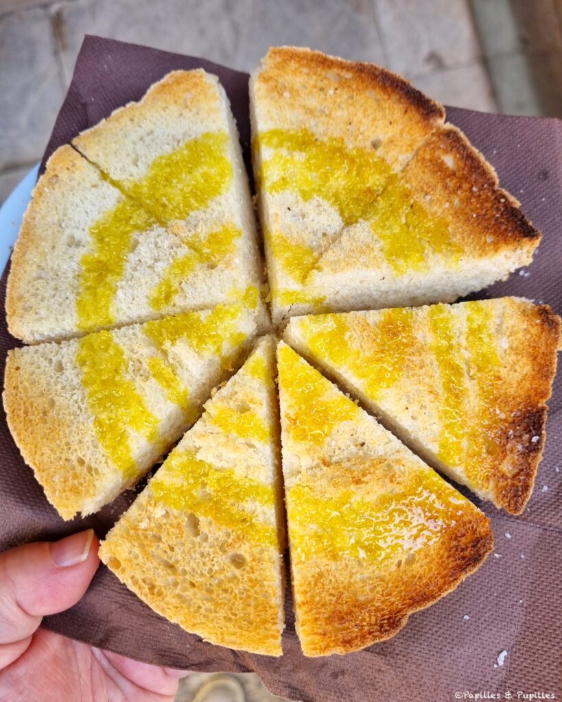 Pain grillé et huile d'olive