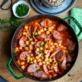 Cocotte de pois chiche, tomates et saucisses de Montbéliard